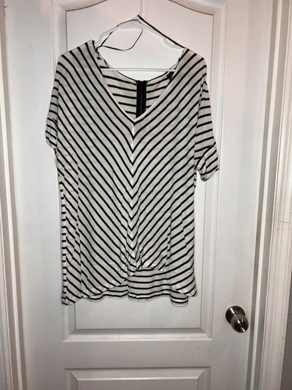 Mossimo Stripped Black and White V-Neck Short Sleeve Zipper On Back Size XL